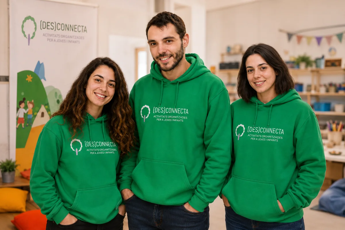 Equip de monitors i educadors de Desconnecta amb dessuadores de marca
